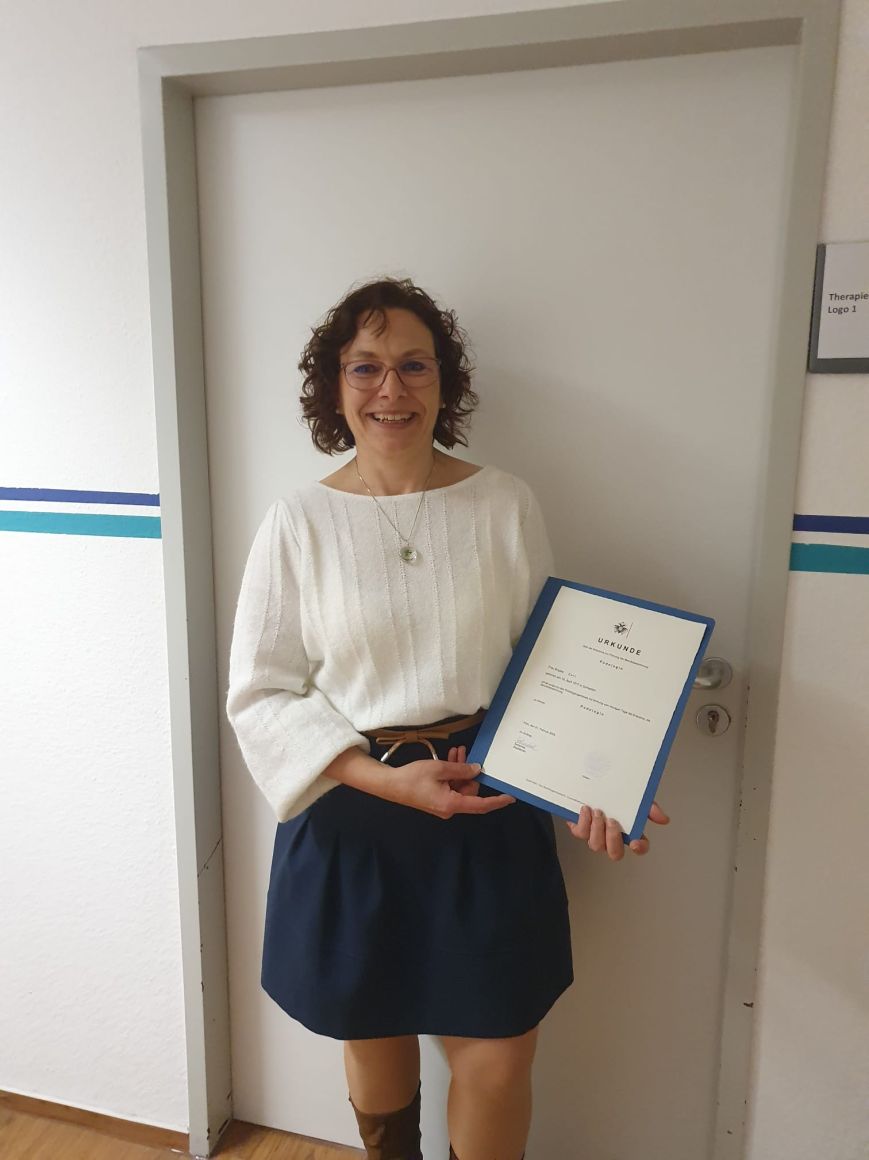 Unsere Mitarbeiterin Brigitte Zart mit ihrer Podologenurkunde!
